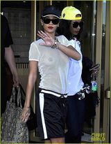 组图：蕾哈娜透视装坦胸露点 性感装束博眼球