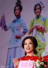 组图：《风华绝代》收官 刘晓庆婚后穿喜气红裙