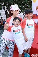 组图：准爸爸陈豪看书学照顾宝宝 向好友取经