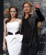 组图：朱莉白裙挽老公娇羞 皮特咬墨镜红毯卖萌