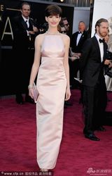 组图：安妮-海瑟薇粉色露背裙 玉肌美艳诱人