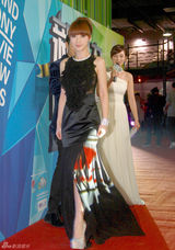 高清：柳岩真空“侧露”酥胸 新势力盛典勇夺奖