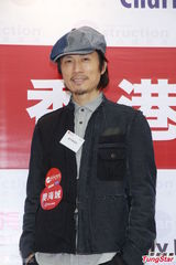 组图：黄子华入选男神榜 自嘲吃云吞有一手