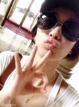 组图：穆婷婷卖萌犯二 向粉丝耍宝贺中秋