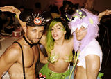 组图：LadyGaga化身绿精灵 裸上身办万圣节派对