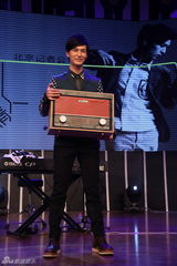 组图：严爵新辑发布会汗腺失灵 脱妆露出好皮肤