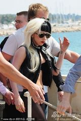 高清组图：Lady Gaga戛纳凑热闹 前卫装扮吸引眼球