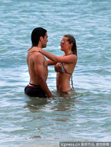 组图：球星法尔考海中爱抚娇妻 舔肚脐极度高调