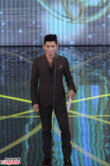 组图：陈柏霖获金钟奖视帝 吴奇隆为其颁奖