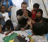 小贝探访菲台风灾区 与儿童互动奶爸范十足(图)