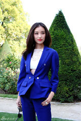 组图：baby修身粉裙露美腿 倪妮宝蓝西装优雅