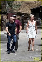 组图：布兰妮白裙爆乳装性感 与母同游温馨