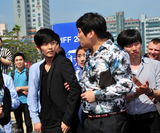 高清图：《TwoWeeks》剧照 朴河宣被李准基袭胸