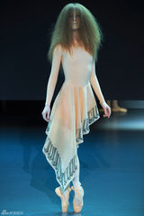 组图：荷兰芭蕾舞团时尚走秀 复古鬼魅感有趣