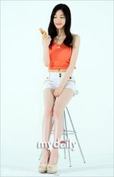 组图：李侑菲性感拍广告 超短热裤秀柳腰长腿