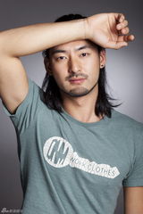 组图：娄淇长发写真曝光 气质型男显文艺风范