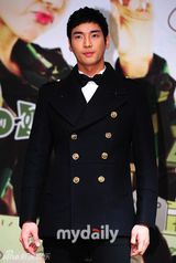 组图：朴寒星等出席新剧《日益气势汹汹》发布会