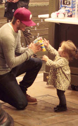 组图：贝克汉姆逗爱女玩泡泡照萌翻网友