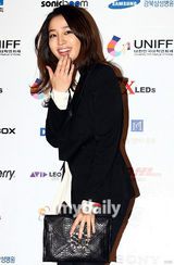 组图：秀爱李敏贞默契着黑礼服出席韩国大学电影节