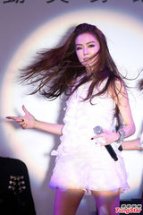 组图：谢金燕自豪身材好秀美腿 垂涎年轻猛男