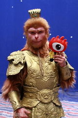 幻灯图：冯绍峰版二郎神如古惑仔 和悟空惺惺相惜