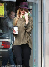 组图：超模惠特莉时尚出街 身材苗条长腿抢镜