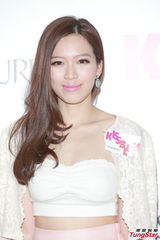 组图：何韵诗穿露肩裙亮相 爱穿裙子自我挑战