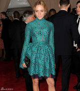 高清组图：纽约大都会庆典 克洛伊-塞维尼秀蕾丝裙