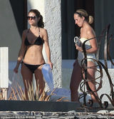 组图：玛丽亚-曼努诺三点式涂防晒霜 性感撩人