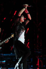 组图：《歌手2》韩磊玩饶舌韦唯嗲嗲音