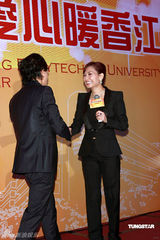 幻灯：邝美云陈志云参加晚宴 合唱筹善款七十余万