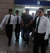 组图：玄彬现身上海机场保镖护驾 待粉丝友善