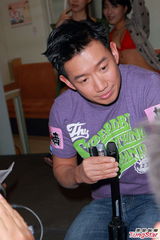 组图：杜汶泽率众女优闹市脱衣 冲田杏梨秀L奶