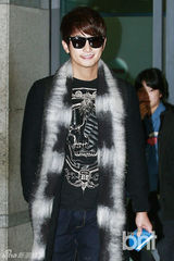 组图：朴施厚返韩过春节 抵达机场笑迎送花女孩