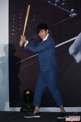 组图：林俊杰发布新专辑 秀棒球阳光帅气