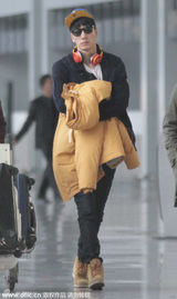 组图：张亮帅气现身机场 戴黑超耳机酷劲十足