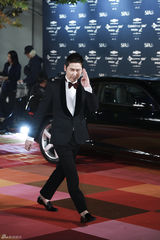 独家高清：GD获年度时尚大奖 李钟硕等亮相红毯