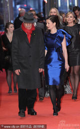 幻灯图集：电影《一家人》首映 导演佩妮莱蓝裙亮眼