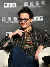 组图：德普北京宣传新片 获萌娃热吻愿定居中国