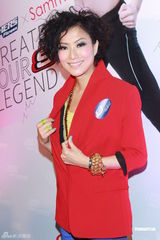 组图：郑秀文红装亮相活力四射 自曝喜欢单人运动