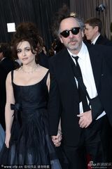 组图：大导演蒂姆-伯顿与女友海伦娜亮相