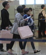 组图：董洁穿着朴素赶飞机 新发型清纯似女学生