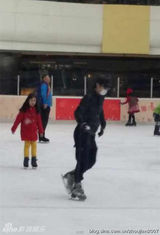 组图：汪峰陪8岁女儿滑冰亲密搭肩尽显父爱