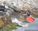 组图：贝克汉姆和儿子大玩冲浪 克鲁兹不敢下水 