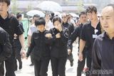 高清组图：罗京妻子悲痛泪别 儿子哥哥捧遗像送行