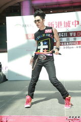 组图：吴建豪盼红馆开唱 签唱与粉丝亲密互动