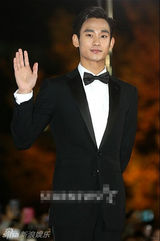 组图：韩星金秀贤亮相大钟红毯 获封雕刻美男