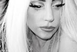 组图：Gaga献唱滚石演唱会 条纹连体镂空衫秀胸器