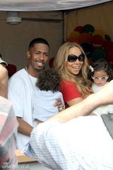 组图：玛丽亚-凯莉一家游乐园度周末玩过山车