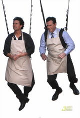 幻灯图：克鲁斯为新片变飞人 和主持人当空卖鸡蛋